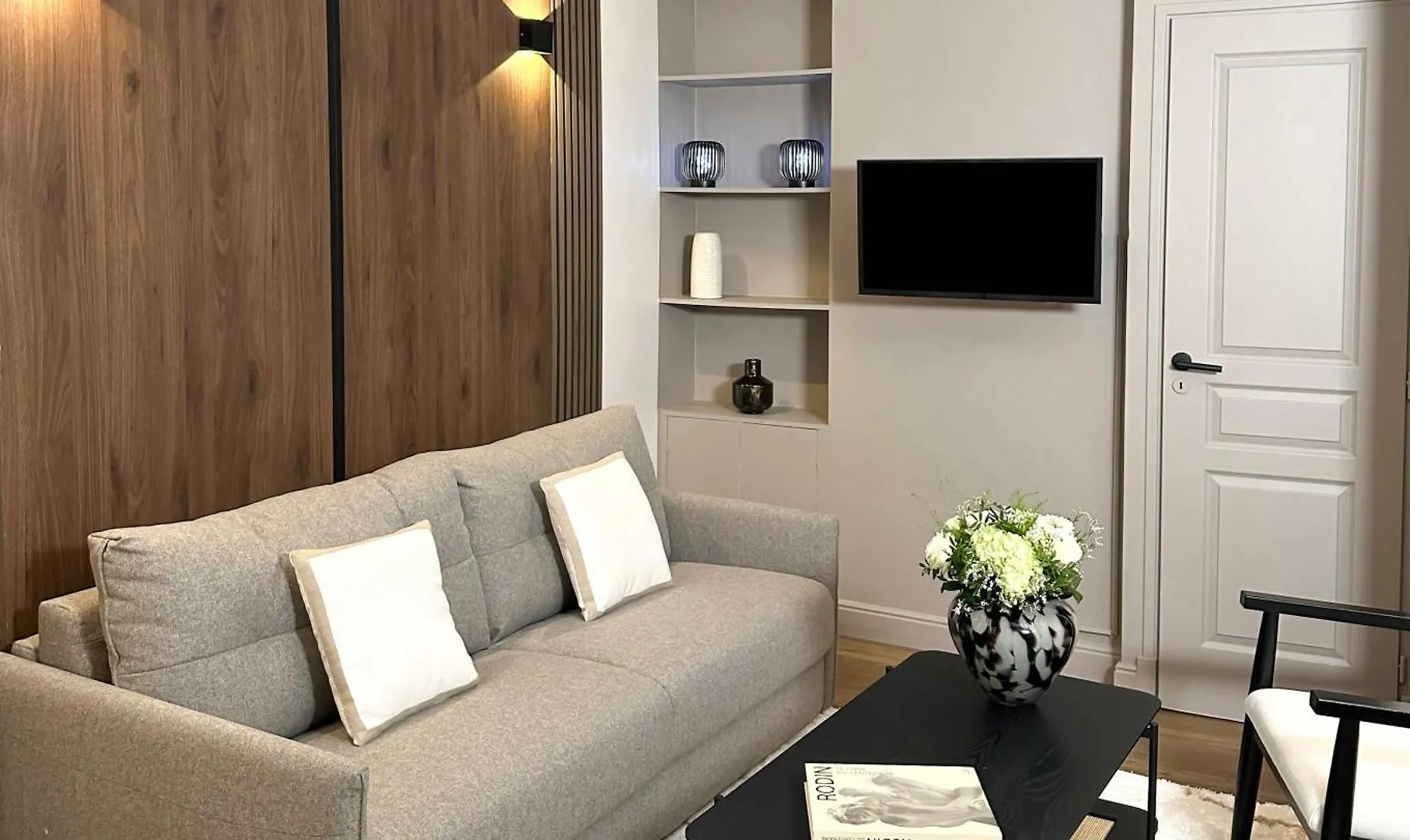 Unique Apartment At The Paris Bourse